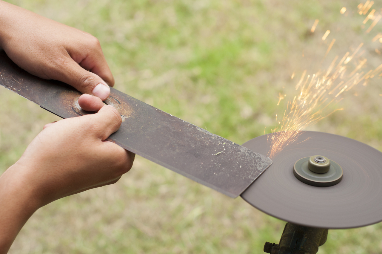 How to Sharpen Lawn Mower Blades at Home